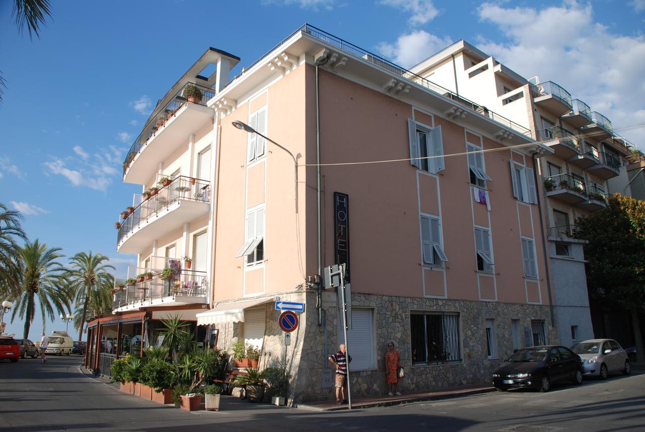 Albium Hotel Albenga Exterior photo